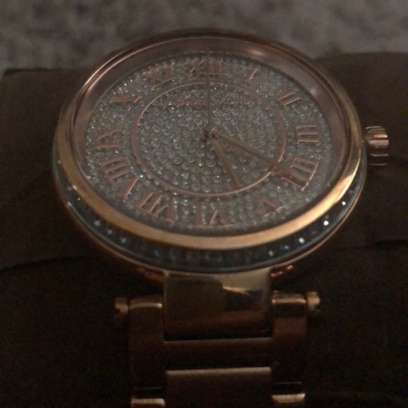 Beautiful Rose Gold Michael Kors watch - Picture 4 of 6